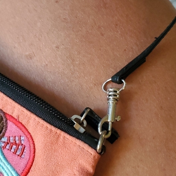 FRIENDS - LOVE ONE ANOTHER Little Purse - Picture 5 of 6